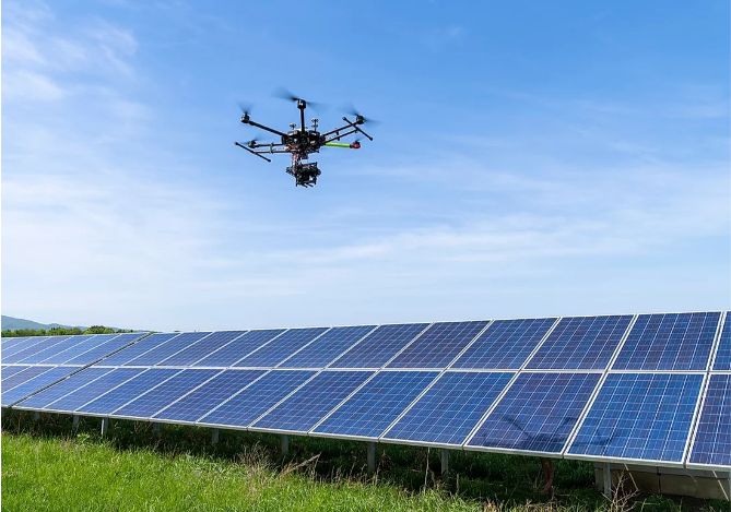 Drohne über Photovoltaik-Anlage